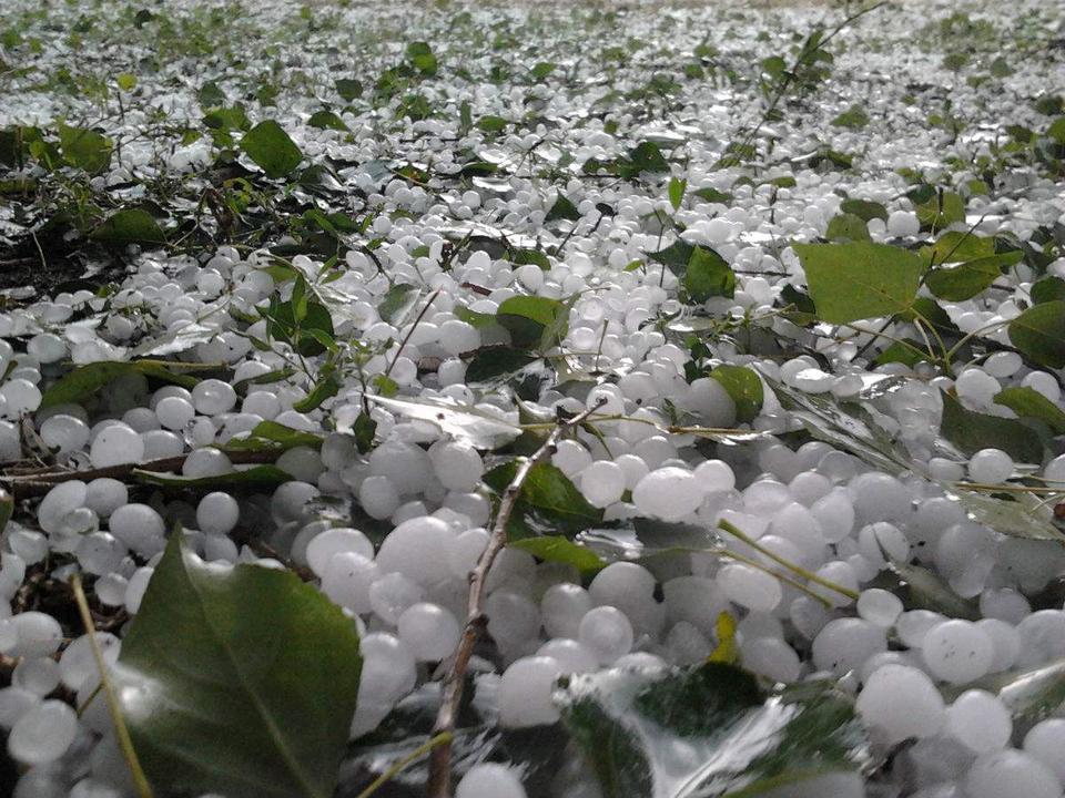 冰雹是怎么形成的？探秘夏季风暴中的冰晶奇观